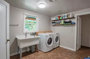 390 W D St, Lebanon, OR 97355 - Photo 22