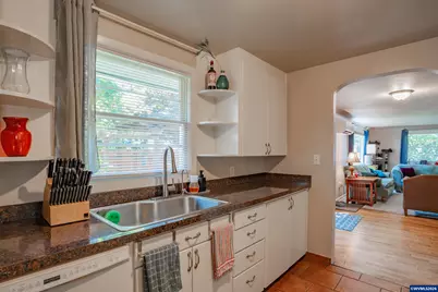 390 W D St, Lebanon, OR 97355 - Photo 8