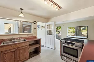 2901 NW Oak Grove Dr, Albany, OR 97321 - Photo 14