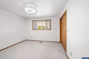 810 S Columbia Dr, Woodburn, OR 97071 - Photo 20