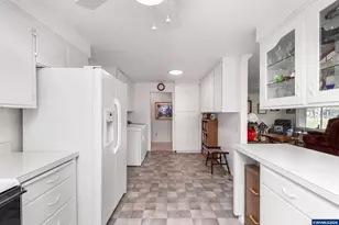 810 S Columbia Dr, Woodburn, OR 97071 - Photo 10