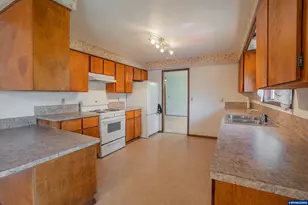 951 Dogwood St, Sweet Home, OR 97386 - Photo 10