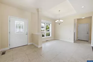338 NW Ivy Ave, Dallas, OR 97338 - Photo 4
