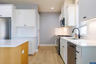 3173 Garrett St NW, Salem, OR 97304 - Photo 8
