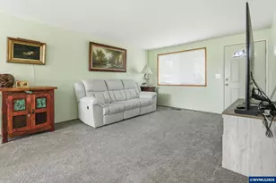 2049 W Hayes St, Woodburn, OR 97071 - Photo 8
