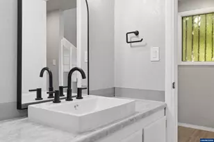 11 NW Mountain View Dr, Roseburg, OR 97471 - Photo 16