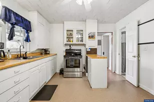 1719 Tamarack St, Sweet Home, OR 97386 - Photo 10