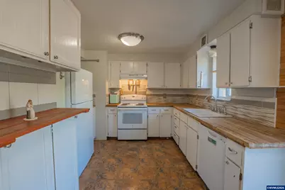 265 S 7th St, Jefferson, OR 97352 - Photo 4