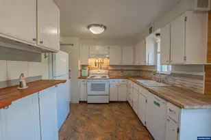 265 S 7th St, Jefferson, OR 97352 - Photo 4