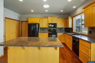 2030 Lakeland Way, Eugene, OR 97408 - Photo 8