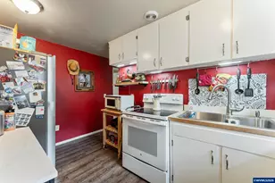 297 SW Walnut Ave, Dallas, OR 97338 - Photo 8