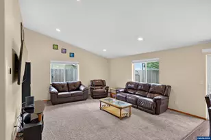 209 Pioneer Dr, Silverton, OR 97381 - Photo 12