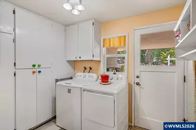 915 Madison St, Silverton, OR 97381 - Photo 34