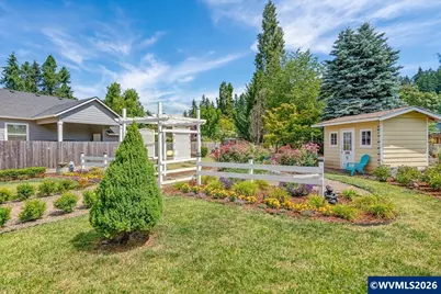 915 Madison St, Silverton, OR 97381 - Photo 40