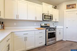 235 Walnut St, Mount Angel, OR 97362 - Photo 10