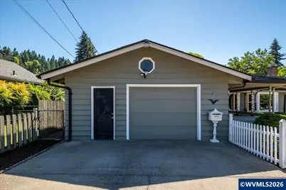 1012 S Water St, Silverton, OR 97381 - Photo 4
