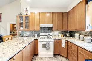777 SE Cynthian Av, Dallas, OR 97338 - Photo 18