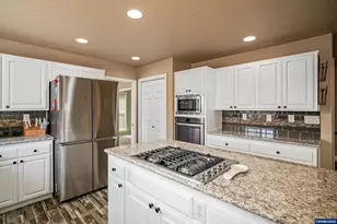 1082 Merlot Ave NE, Keizer, OR 97303 - Photo 18