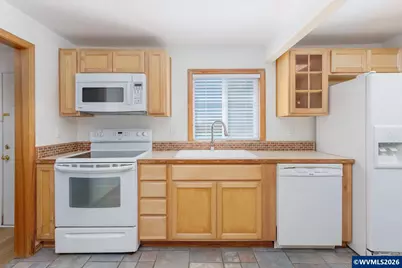 561 W Olive St, Newport, OR 97365 - Photo 12