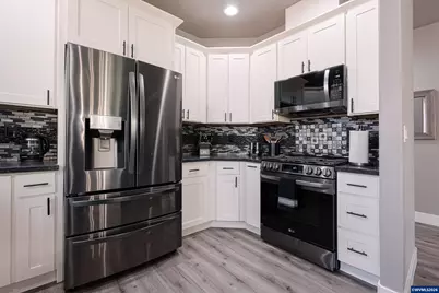 301 SW Applegate Trail Dr, Dallas, OR 97338 - Photo 6