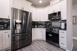 301 SW Applegate Trail Dr, Dallas, OR 97338 - Photo 6