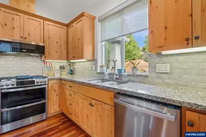 447 NW Mt Mazama St, McMinnville, OR 97128 - Photo 16