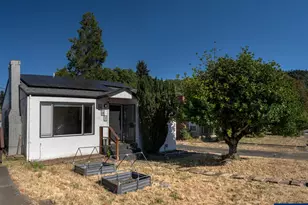 631 W Union St, Roseburg, OR 97471 - Photo 1