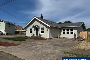 271 S 3rd St, Lebanon, OR 97355 - Photo 2