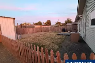 271 S 3rd St, Lebanon, OR 97355 - Photo 4