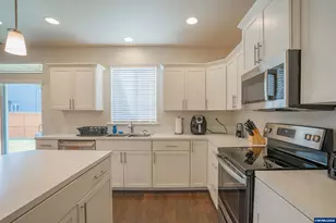 516 Churchill Downs St SE, Albany, OR 97322 - Photo 8