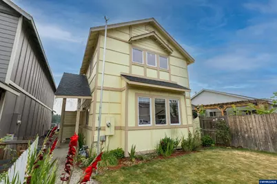 374 NW 25th St, Redmond, OR 97756 - Photo 4