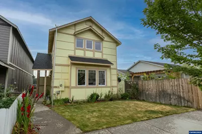 374 NW 25th St, Redmond, OR 97756 - Photo 2