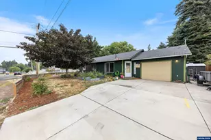 422 E 5th St, Lafayette, OR 97127 - Photo 1