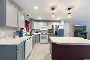 422 E 5th St, Lafayette, OR 97127 - Photo 10