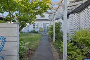 327 S 46th St, Springfield, OR 97278 - Photo 32