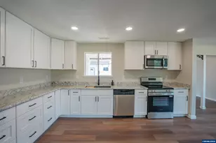 490 W A St, Lebanon, OR 97355 - Photo 4