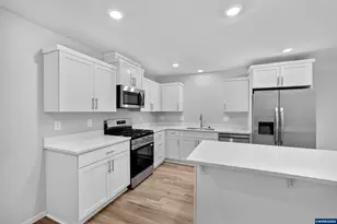 2284 Sawtelle Dr, Woodburn, OR 97071 - Photo 10
