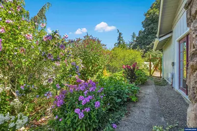 325 Ash St, Silverton, OR 97381 - Photo 2