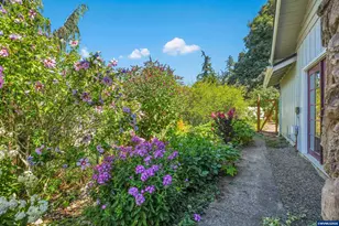 325 Ash St, Silverton, OR 97381 - Photo 2