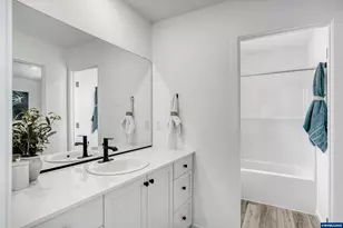 561 Spring Bl, Woodburn, OR 97071 - Photo 20