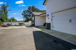 486 NW Coast Mountain Dr, Dallas, OR 97338 - Photo 2
