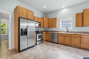 208 N 15th St, Philomath, OR 97370 - Photo 8
