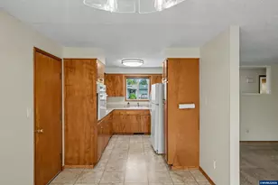 970 NW Cypress Ave, Corvallis, OR 97330 - Photo 8