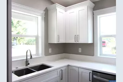 73 Park St, Lebanon, OR 97355 - Photo 4