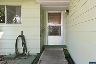 828 Oregon Way, Woodburn, OR 97071 - Photo 2