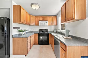 1875 23rd St NE, Salem, OR 97301 - Photo 10