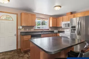 1078 29th St, Sweet Home, OR 97386 - Photo 4