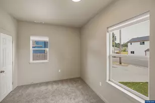 180 Hiatt St, Lebanon, OR 97355 - Photo 8