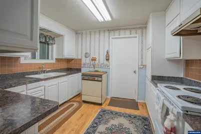 730 W C St, Lebanon, OR 97355 - Photo 4
