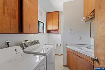136 E Hillcrest Dr, Eugene, OR 97404 - Photo 32